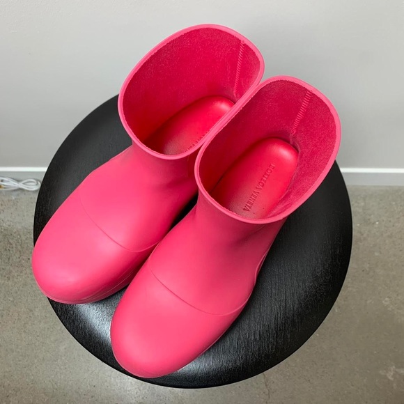 Bottega Veneta Puddle Boots in Lollipop Pink from FW 2020 - Picture 4 of 7